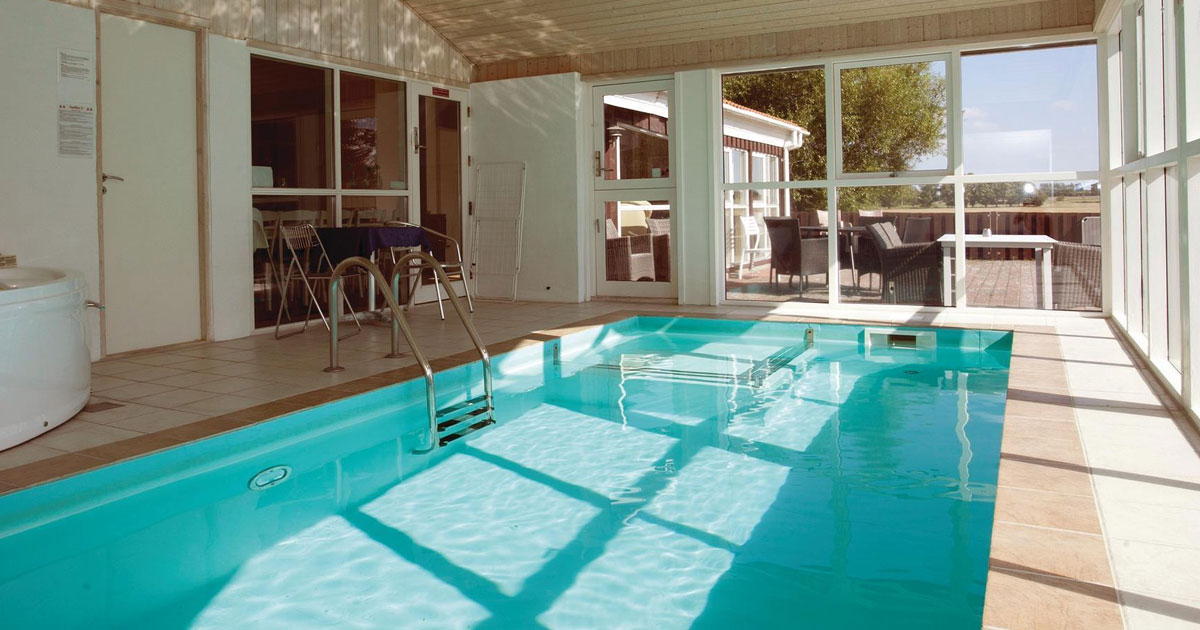 Lej sommerhus med adgang til indendørs pool.